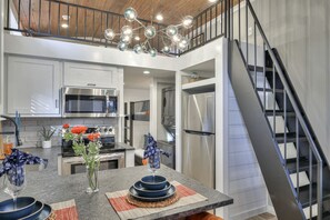 Kühlschrank, Mikrowelle, Herdplatte, Wasserkocher mit Kaffee-/Teezubehör