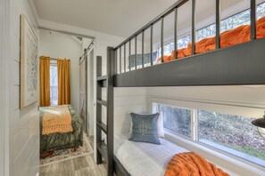Room - Stunning Mountain Tiny House Beautifully Design Ideal for Nature Lovers in Tennessee (Monteagle)