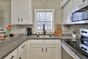 Private kitchen - Stunning Mountain Tiny House Beautifully Design Ideal for Nature Lovers in Tennessee (Monteagle)