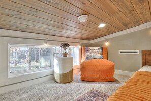 Room - Stunning Mountain Tiny House Beautifully Design Ideal for Nature Lovers in Tennessee (Monteagle)