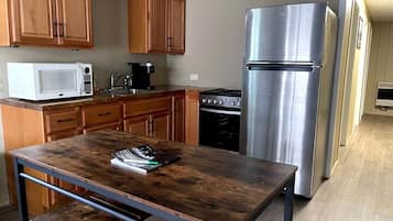 Refrigerador, microondas, parrilla de estufa y cafetera y tetera