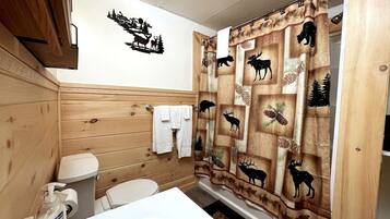 Jetted tub, towels, soap, shampoo