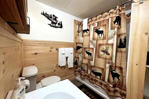 Bañera de hidromasaje, toallas, jabón y champú