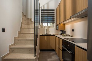Refrigerador, microondas, horno y cafetera y tetera 