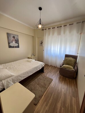 Iron/ironing board, bed sheets