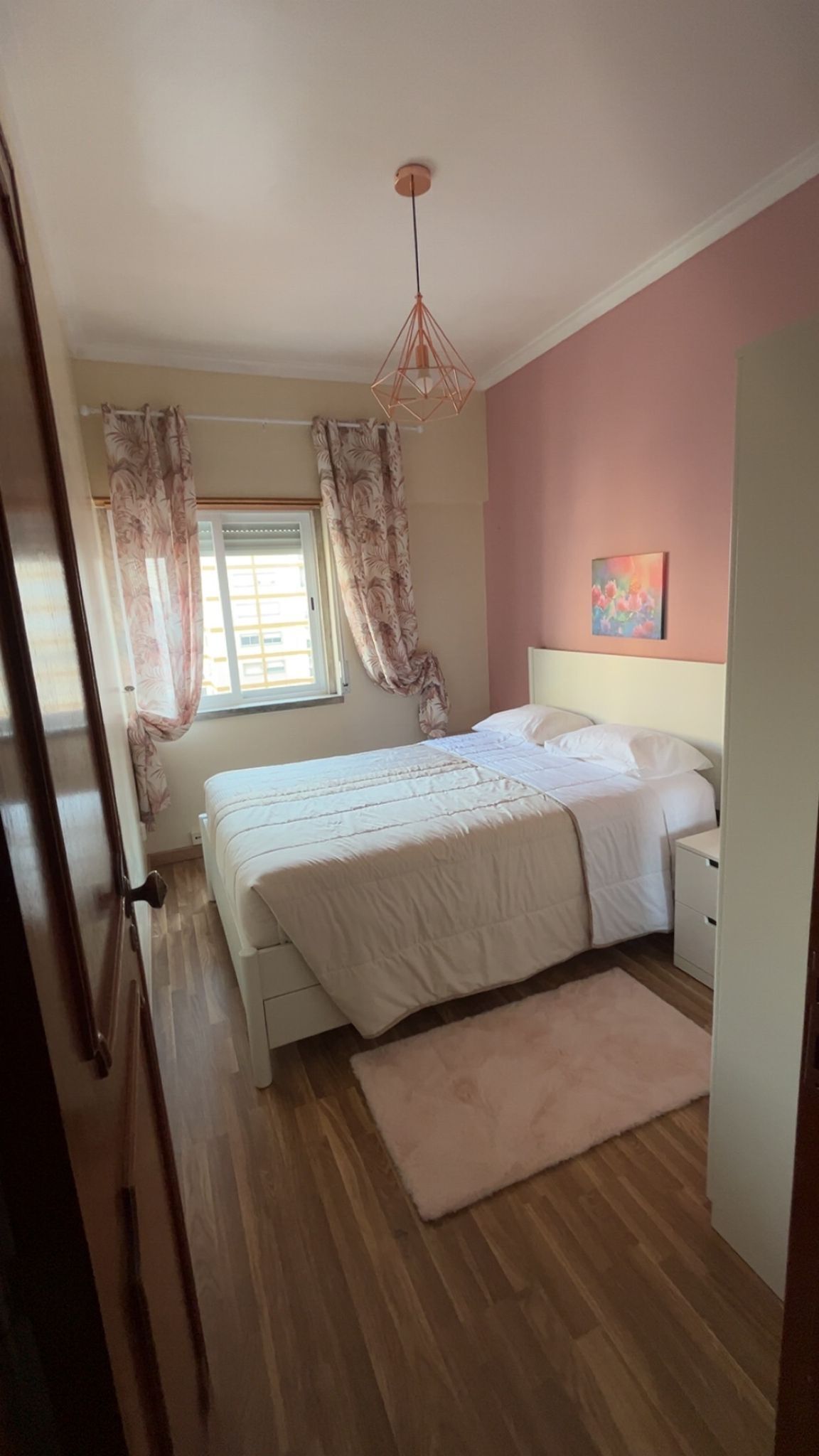 Iron/ironing board, bed sheets