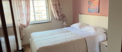 Iron/ironing board, bed sheets