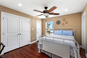 4 bedrooms, iron/ironing board, bed sheets