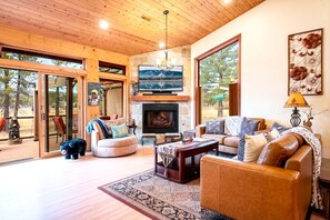 Living area - Experience Bliss: Big Bear Lake Rental with Exclusive Hot Tub (Big Bear Lake)