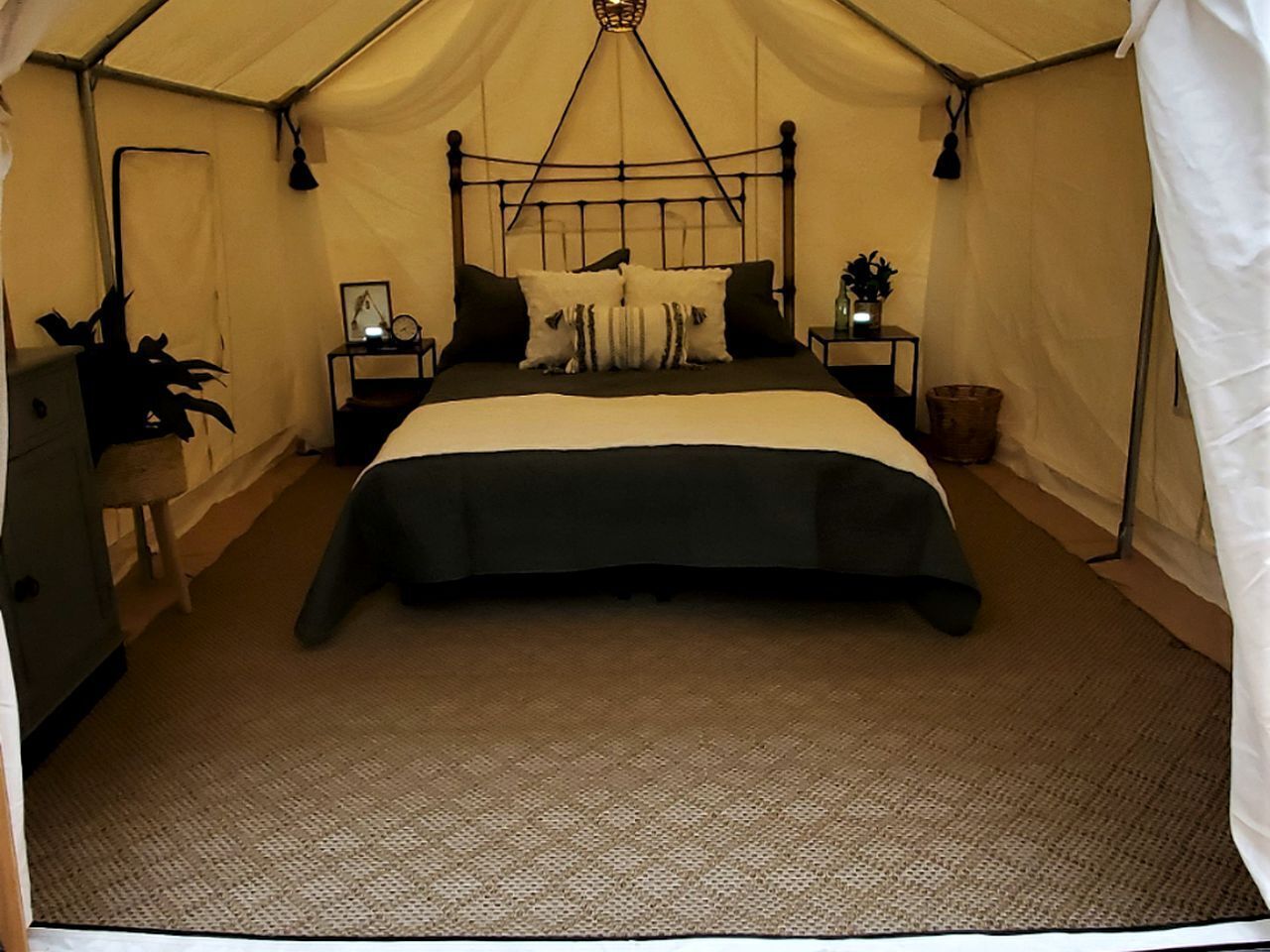 1 bedroom, bed sheets