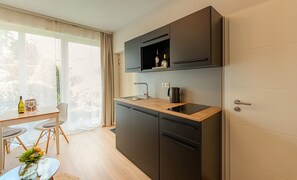 Refrigerador, parrilla de estufa, cafetera y tetera y tetera eléctrica 