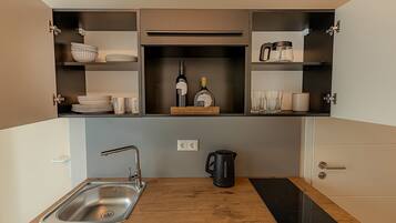 Kjøleskap, kokeplater, kaffetrakter/tekoker og vannkoker