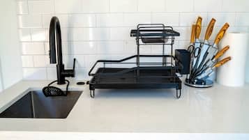 Refrigerador, microondas, parrilla de estufa y cafetera y tetera