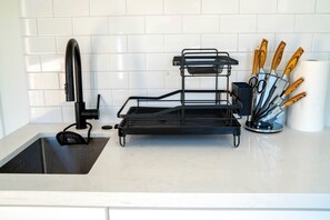 Réfrigérateur, micro-ondes, plaque de cuisson, cafetière/bouilloire