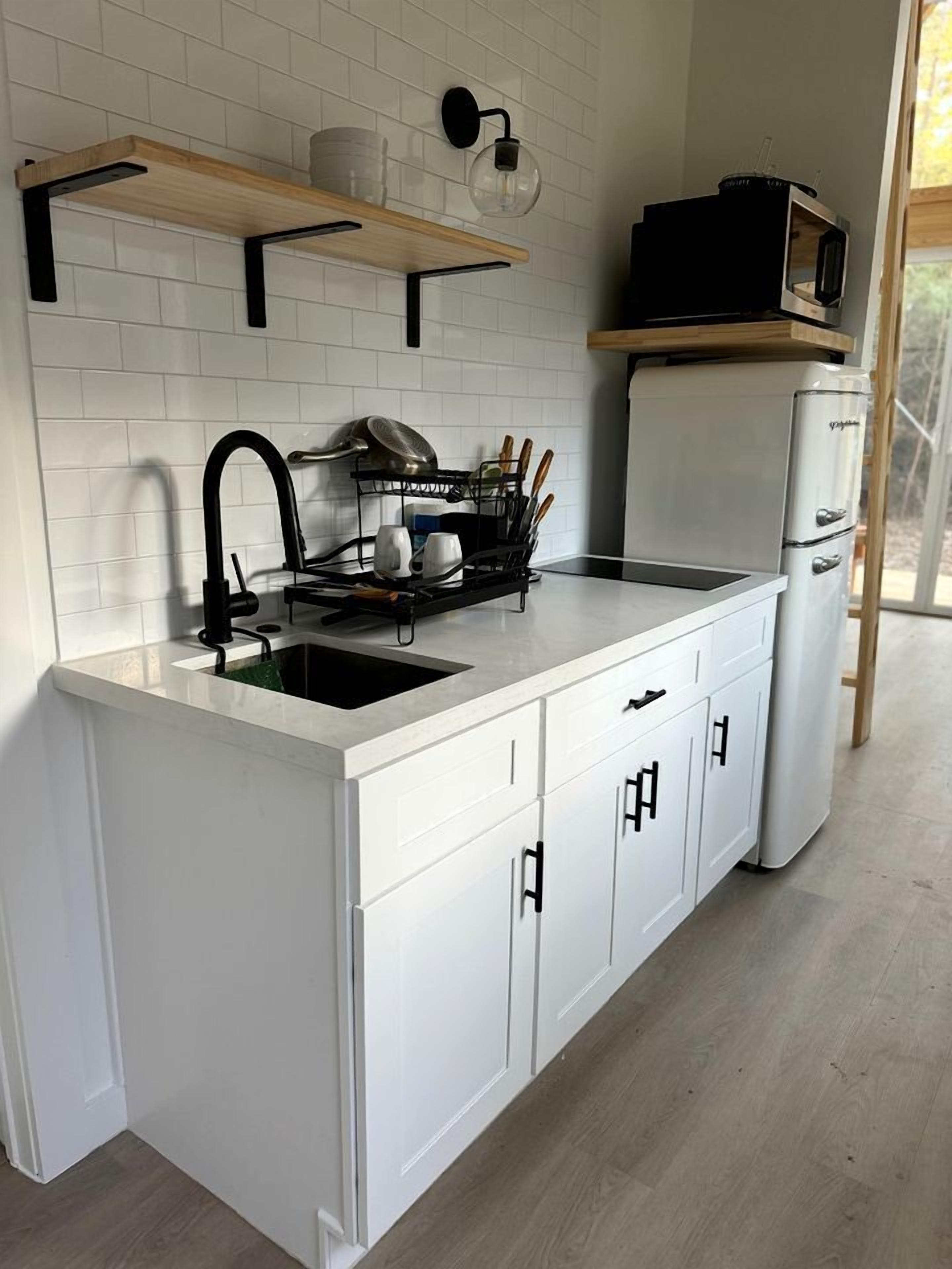 Coffee/tea maker, fridge, microwave, oven