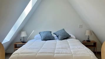 1 bedroom, desk, WiFi, bed sheets