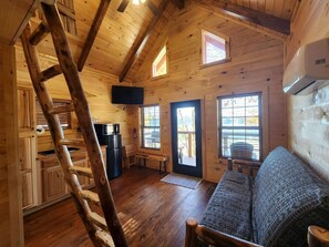 TV - Lofted Cabin Wonderful for Outdoor Adventures near Tappan Lake in Ohio (Deersville)
