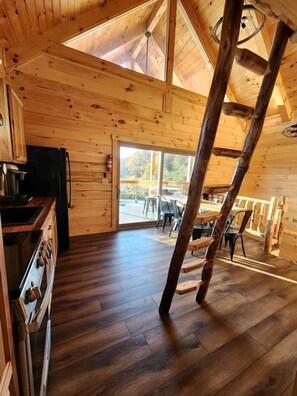 Fridge, microwave, oven, stovetop - Luminous Cabin near Tappan Lake with Hot-Tub, BBQ and Deck in Ohio (Deersville)