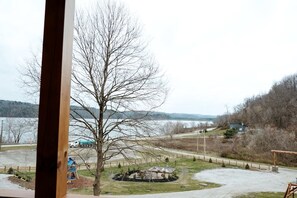 Blick auf einen See mit einem Spielplatz und einem Haus im Hintergrund.