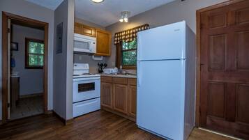 Coffee/tea maker, fridge, oven, stovetop