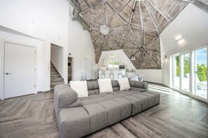 TV, fireplace - Modern Lakefront Villa with Salt Pool, 2 King Bedrooms & Patio in Clermont, Florida (Clermont)