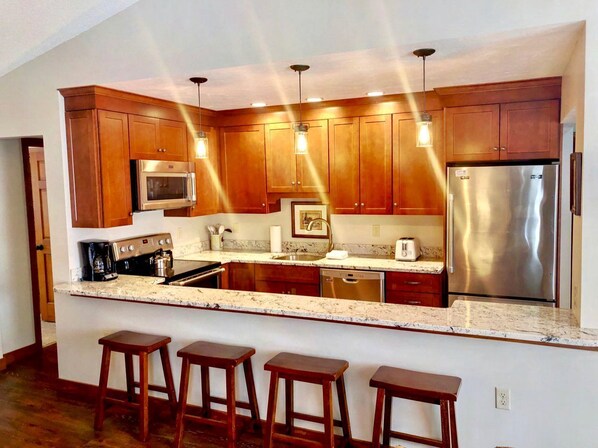 ثلاجة، موقد طهي مسطح، ماكينة لصنع القهوة/الشاي، مستلزمات طهي/أطباق/أوعية