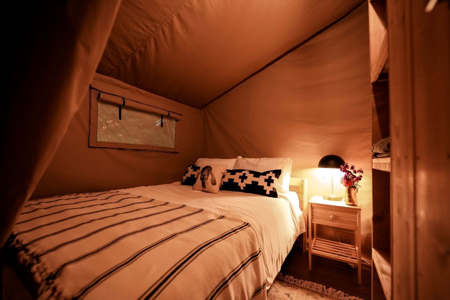 2 bedrooms, desk, WiFi, bed sheets
