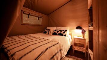 2 bedrooms, desk, WiFi, bed sheets