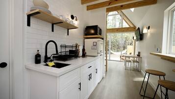Coffee/tea maker, fridge, microwave, oven