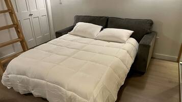 1 bedroom, desk, WiFi, bed sheets