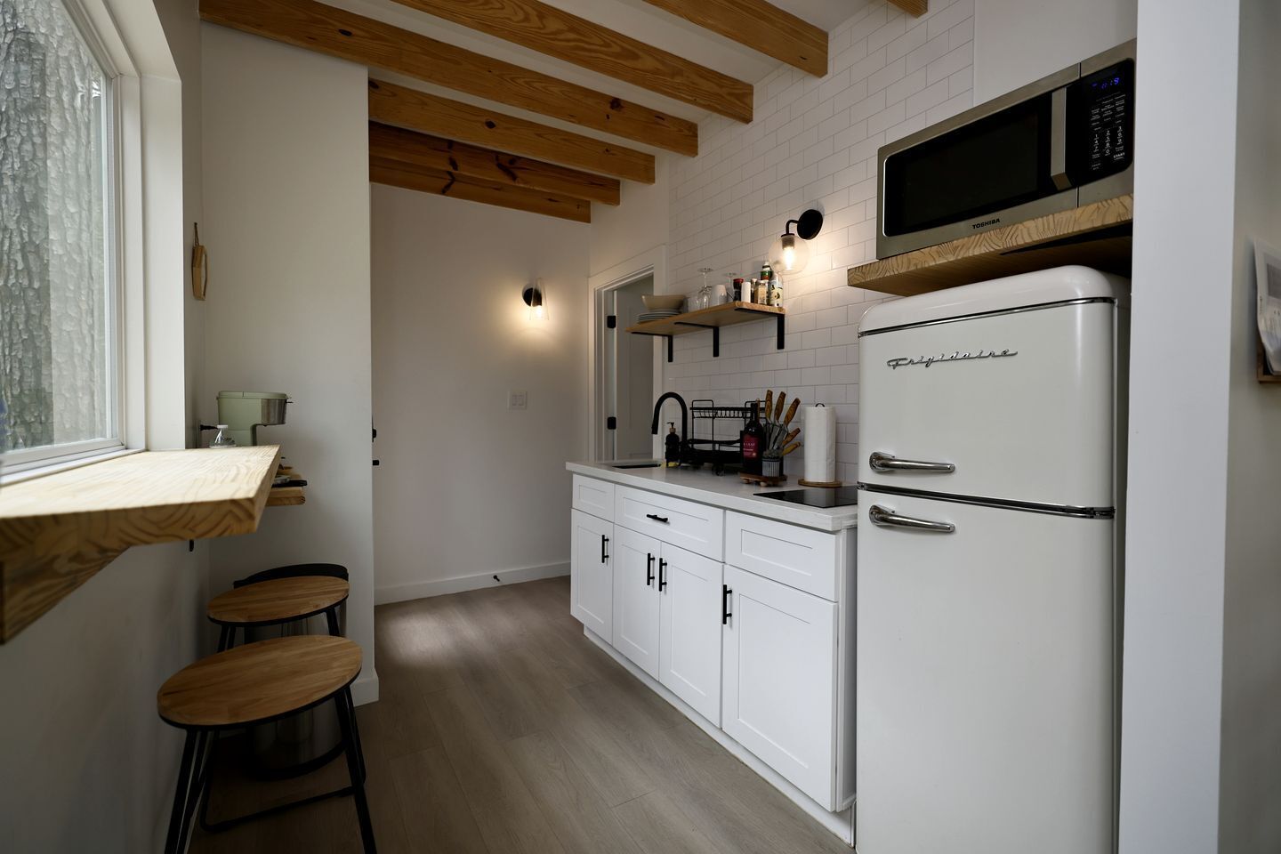 Coffee/tea maker, fridge, microwave, oven