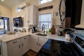 Refrigerador, microondas, parrilla de estufa y cafetera y tetera 