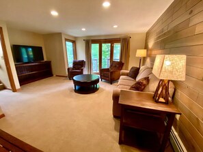 Living area - Fabulous Cabin in the White Mountains for Group Getaways (Carroll)