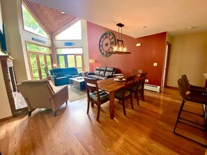 Living area - Fabulous Cabin in the White Mountains for Group Getaways (Carroll)