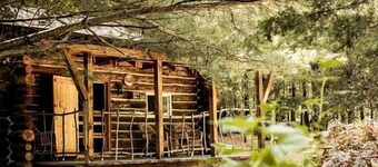 Rustic Log Cabin, Ideal for a New York Glamping Getaway