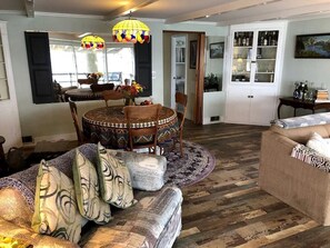 TV, fireplace, DVD player - Charming Pet-Friendly Cottage Seconds from Lake near Rochester, New York (Torrey)