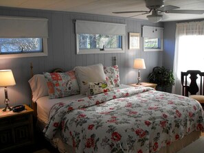 WiFi, bed sheets - Charming Pet-Friendly Cottage Seconds from Lake near Rochester, New York (Torrey)