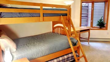 5 bedrooms, WiFi, bed sheets