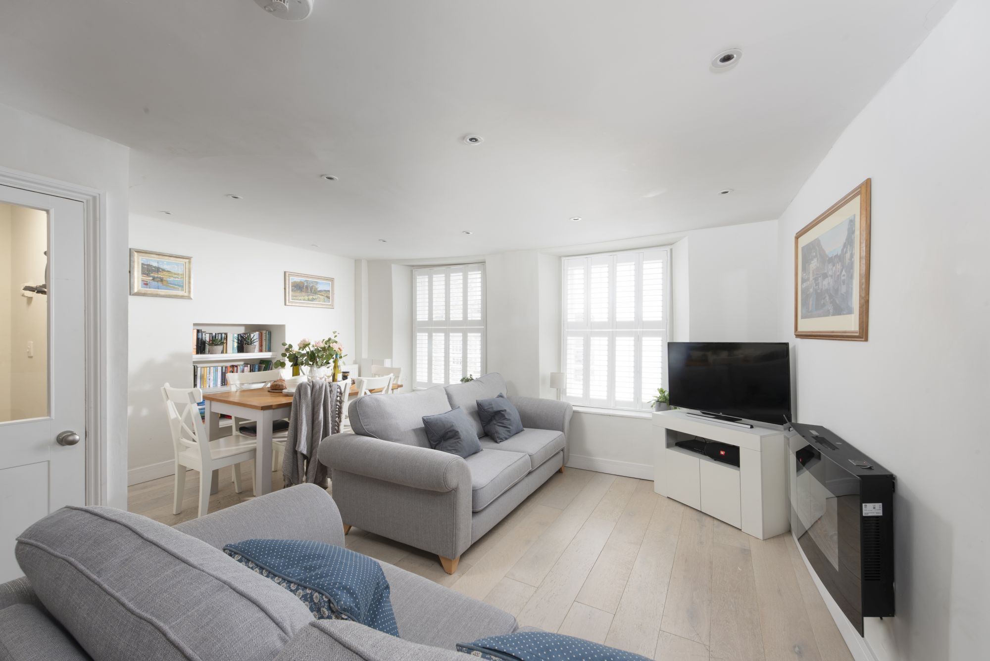 Een smart-tv en een stereo