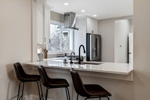 Frigorífic, microones, placa de cuina i rentaplats