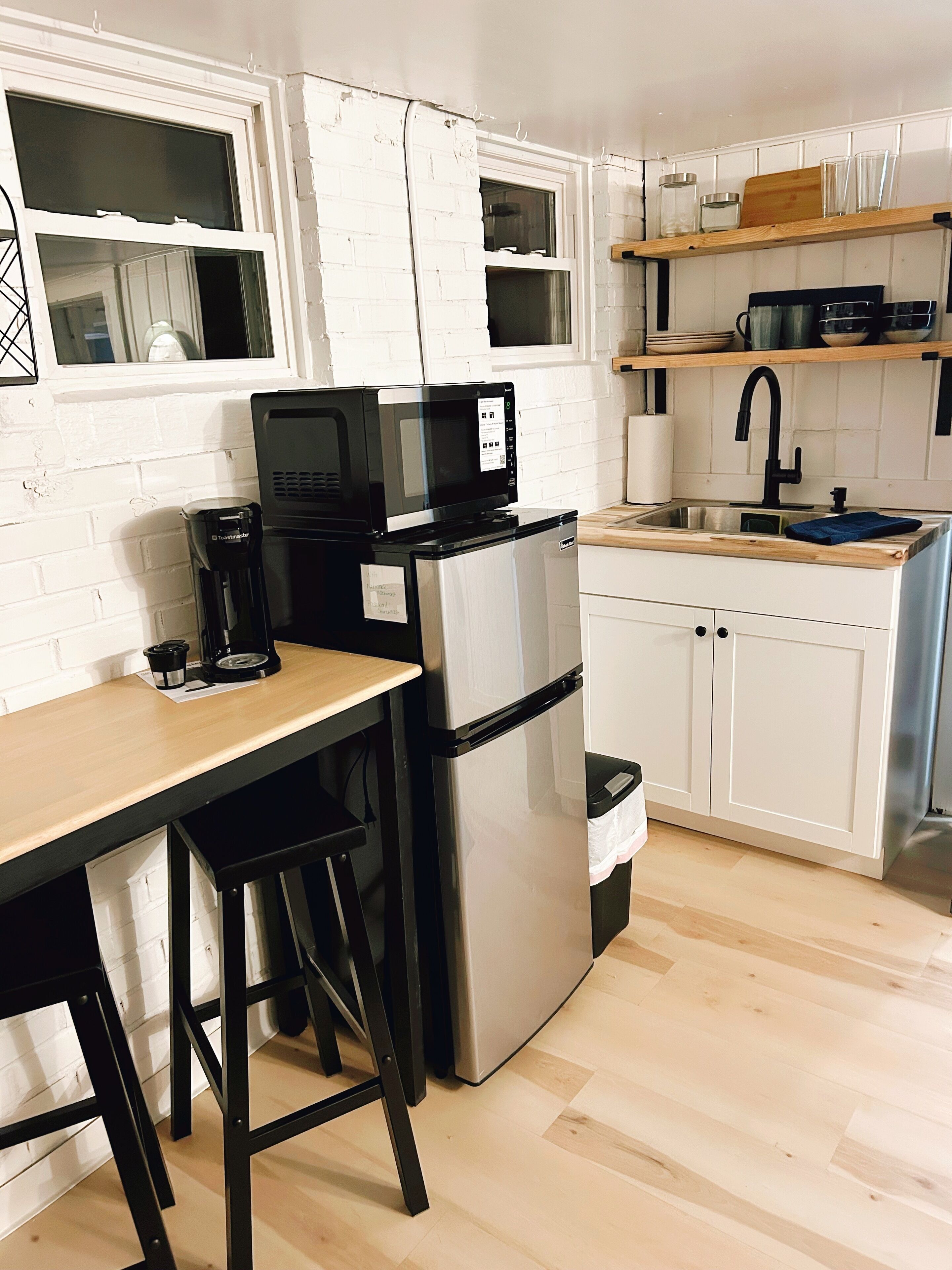 Kylskåp, mikrovågsugn, kaffe- och tebryggare och grytor/köksredskap