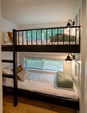 Room - Scenic Mountain Cabin with Lake Access and Waterfall Views near South Cumberland State Park Tennessee (Monteagle)