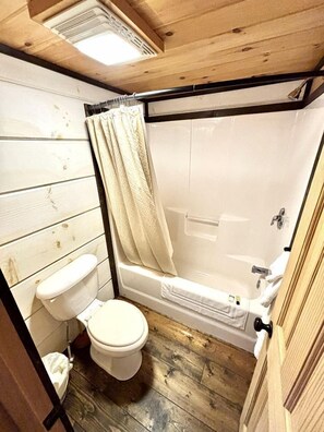 Bañera de hidromasaje, secador de pelo, toallas, jabón