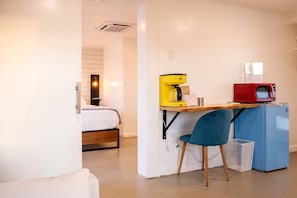 1 bedroom, WiFi, bed sheets - Stunning Modern Suite Rental with Private Patio and Fire Table for a Memorable Getaway in Canon City, Colorado (Canon city)