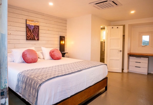 1 bedroom, WiFi, bed sheets - Stunning Modern Suite Rental with Private Patio and Fire Table for a Memorable Getaway in Canon City, Colorado (Canon city)