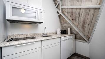 Een koelkast, een magnetron, een vaatwasser