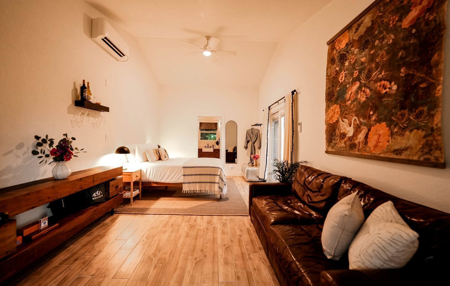 1 bedroom, desk, WiFi, bed sheets