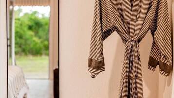 1 bedroom, desk, WiFi, bed sheets