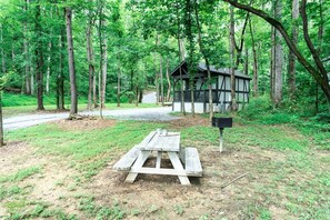 Outdoor dining - Tiny Home Cottage Near the Smokies #6 Greta, Sevierville, TN (Sevierville)