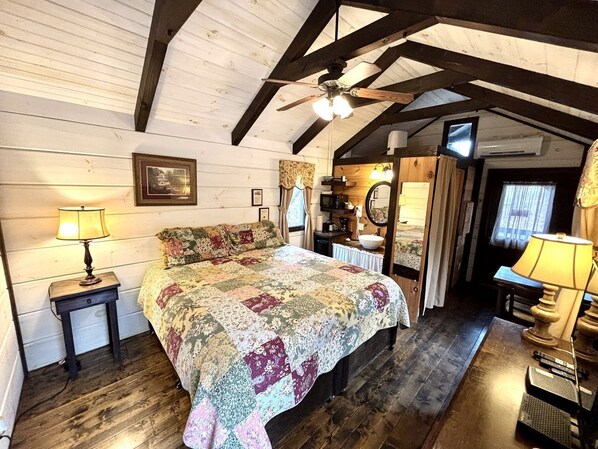 1 bedroom, iron/ironing board, WiFi, bed sheets - Tiny Home Cottage Near the Smokies #6 Greta, Sevierville, TN (Sevierville)